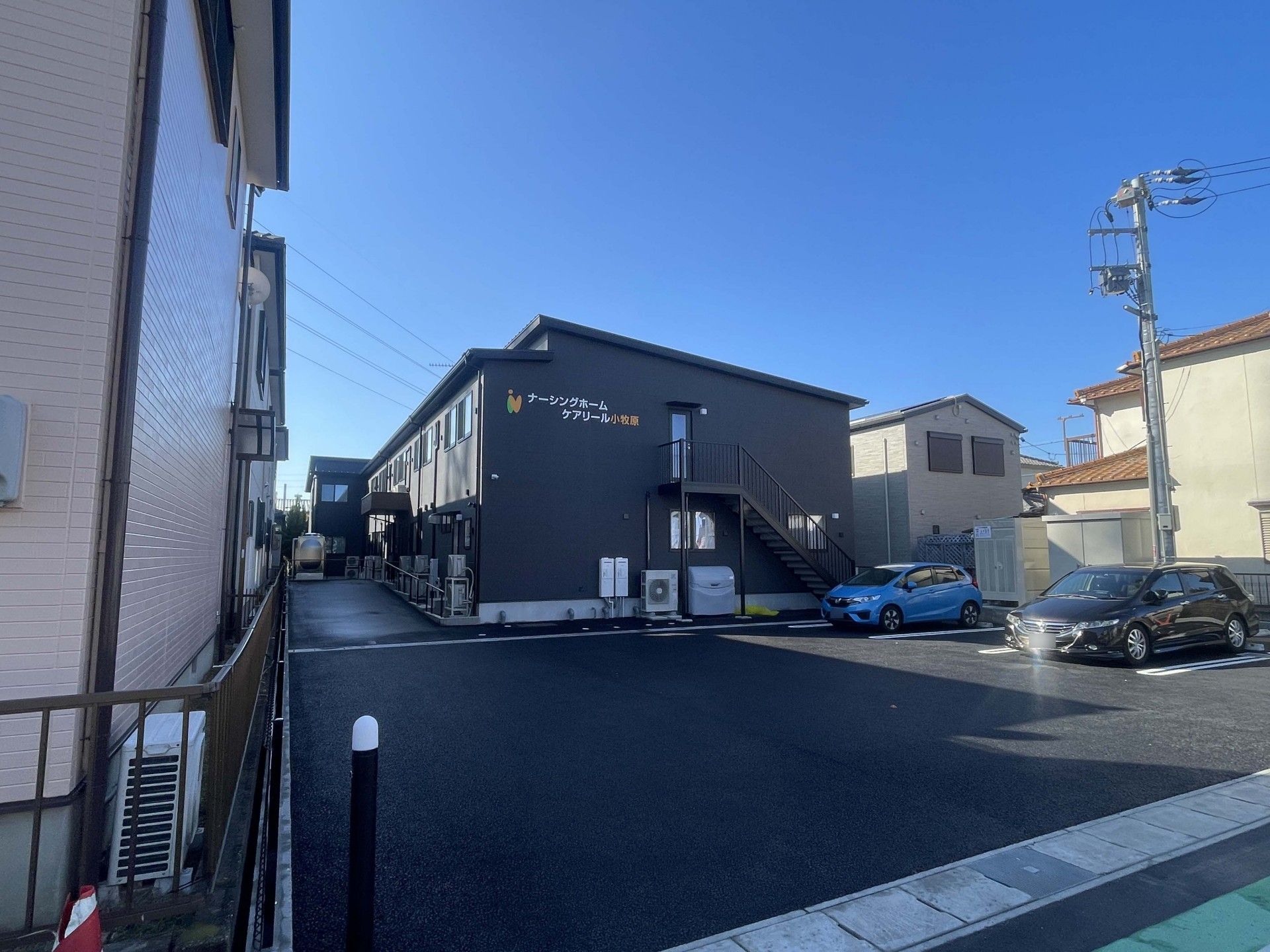 駐車場と建物の外観