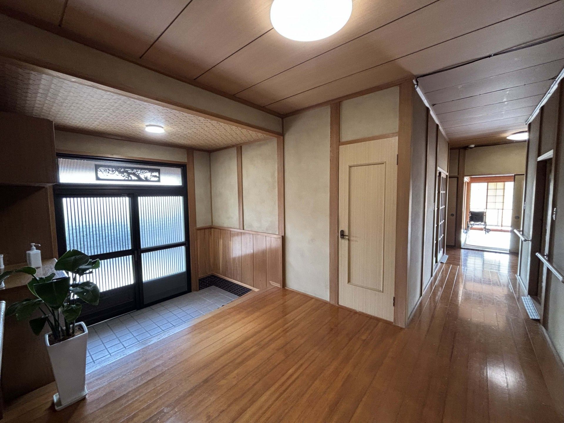 落ち着いた雰囲気の廊下