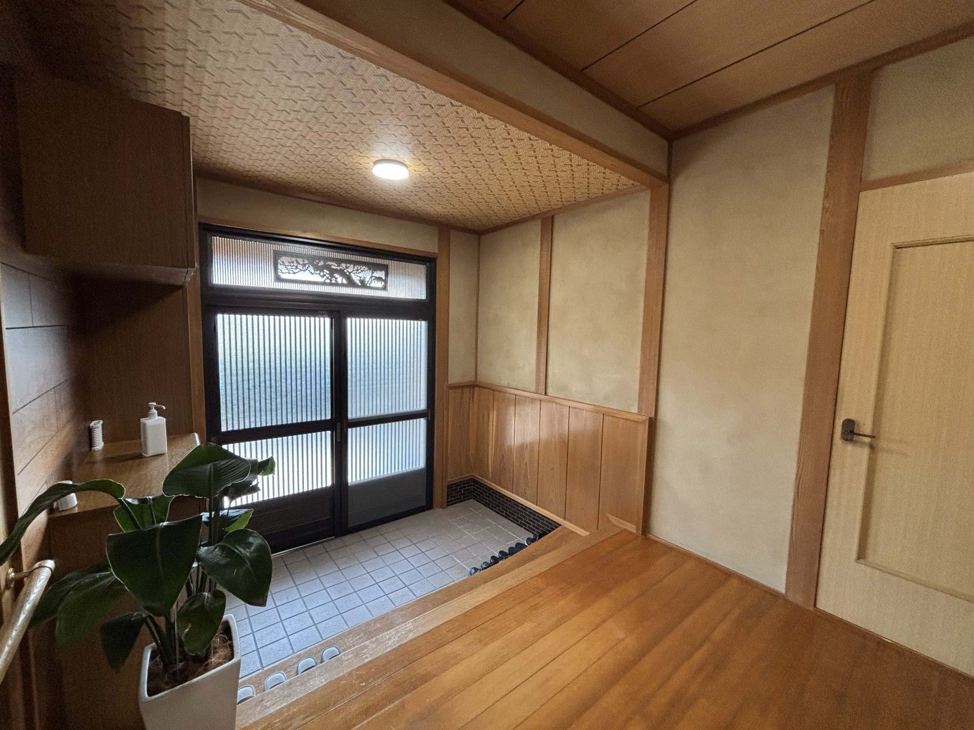 落ち着いた玄関スペース