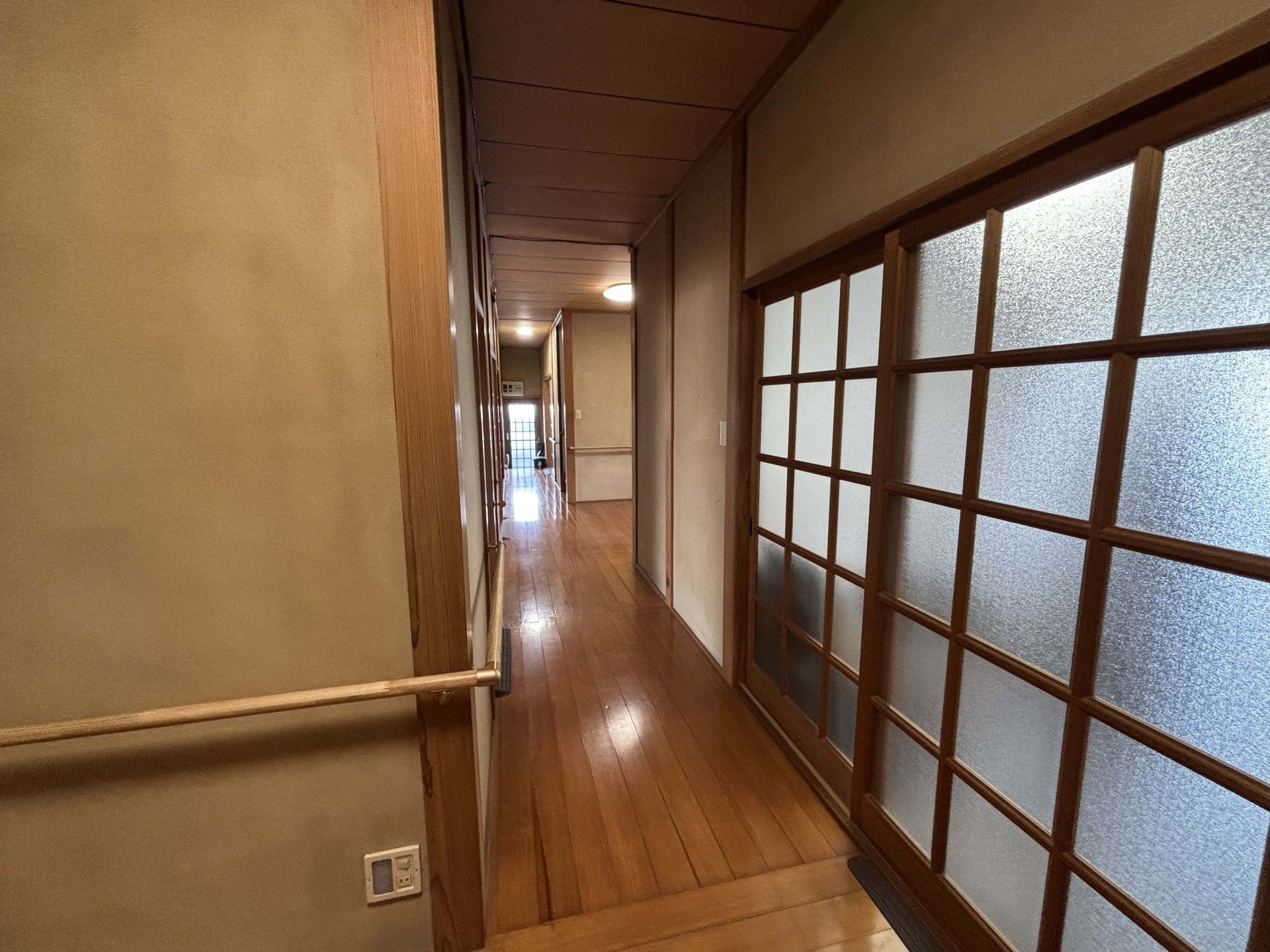 木製の手すりがある廊下