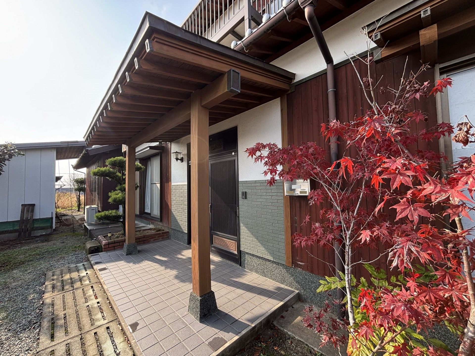 紅葉が彩る玄関