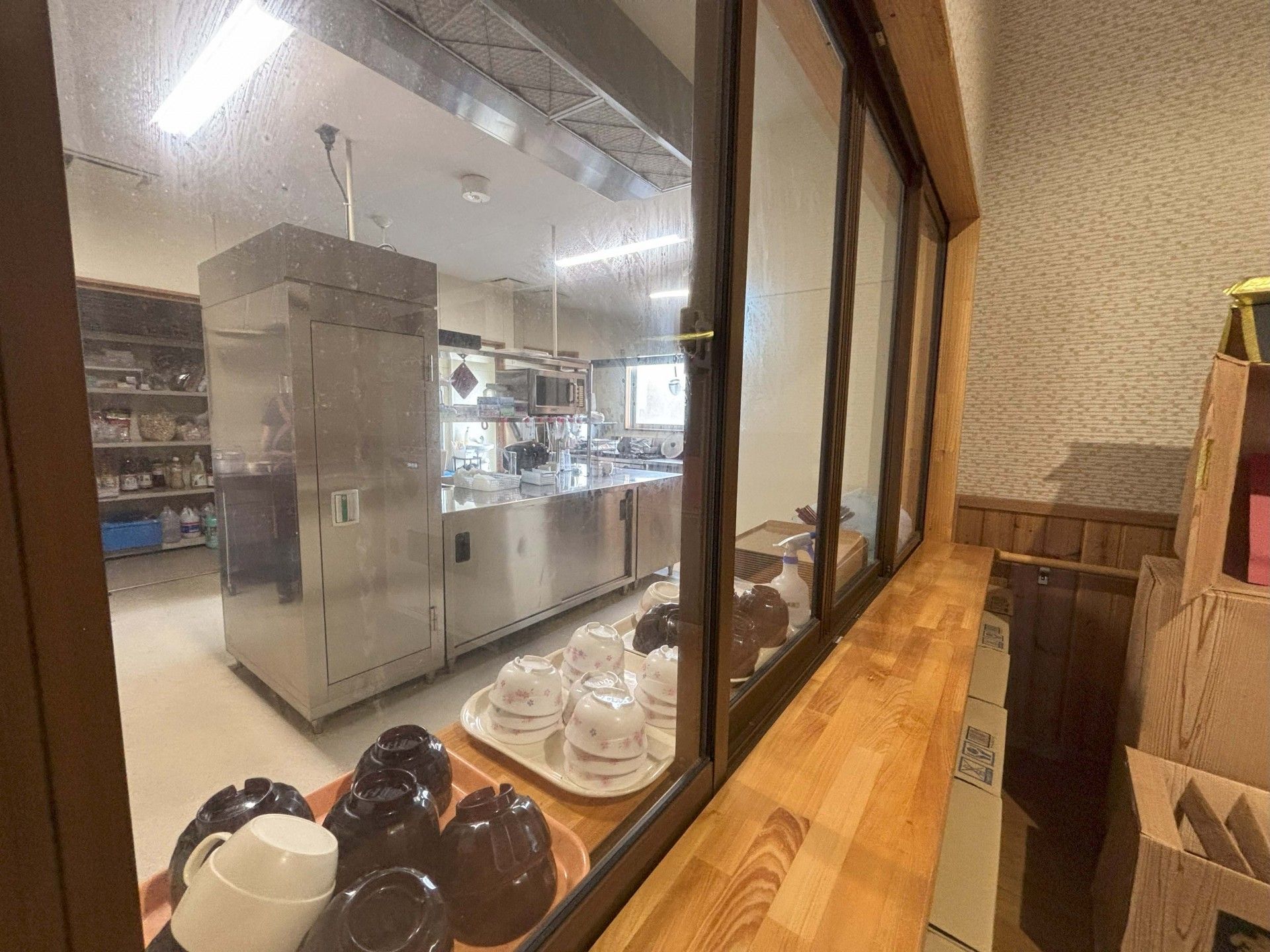 調理が見える窓付きの部屋