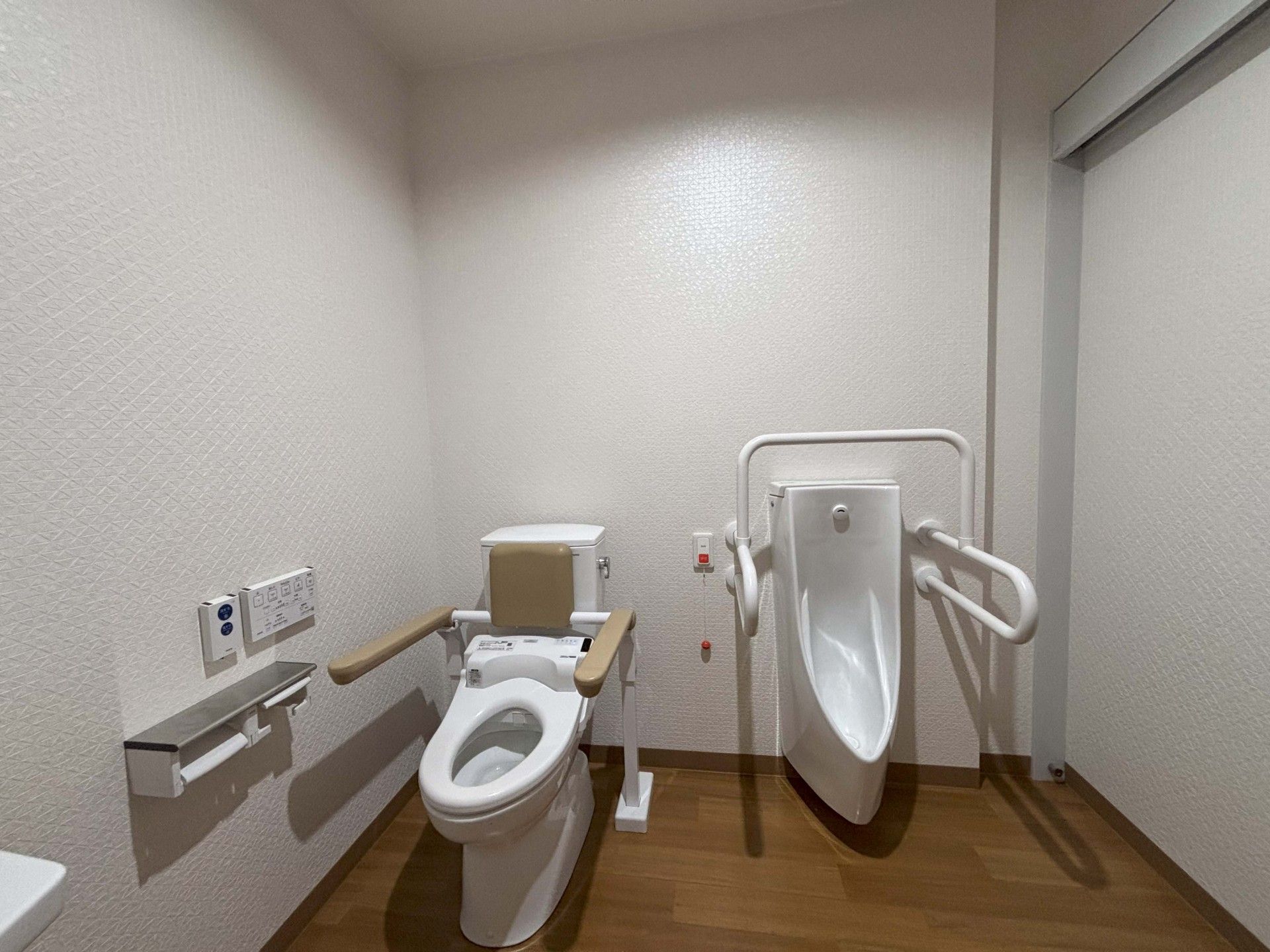 手すり付きのトイレ