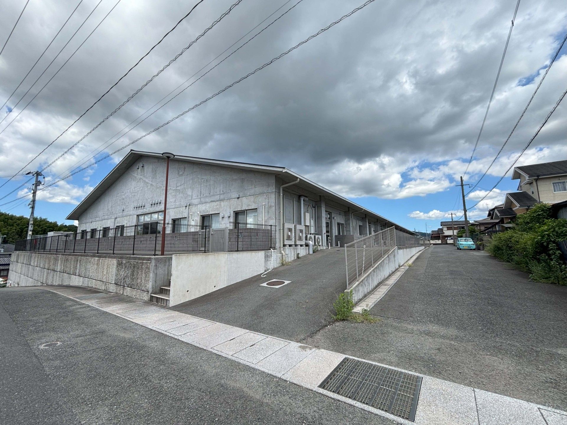 広い駐車場と建物