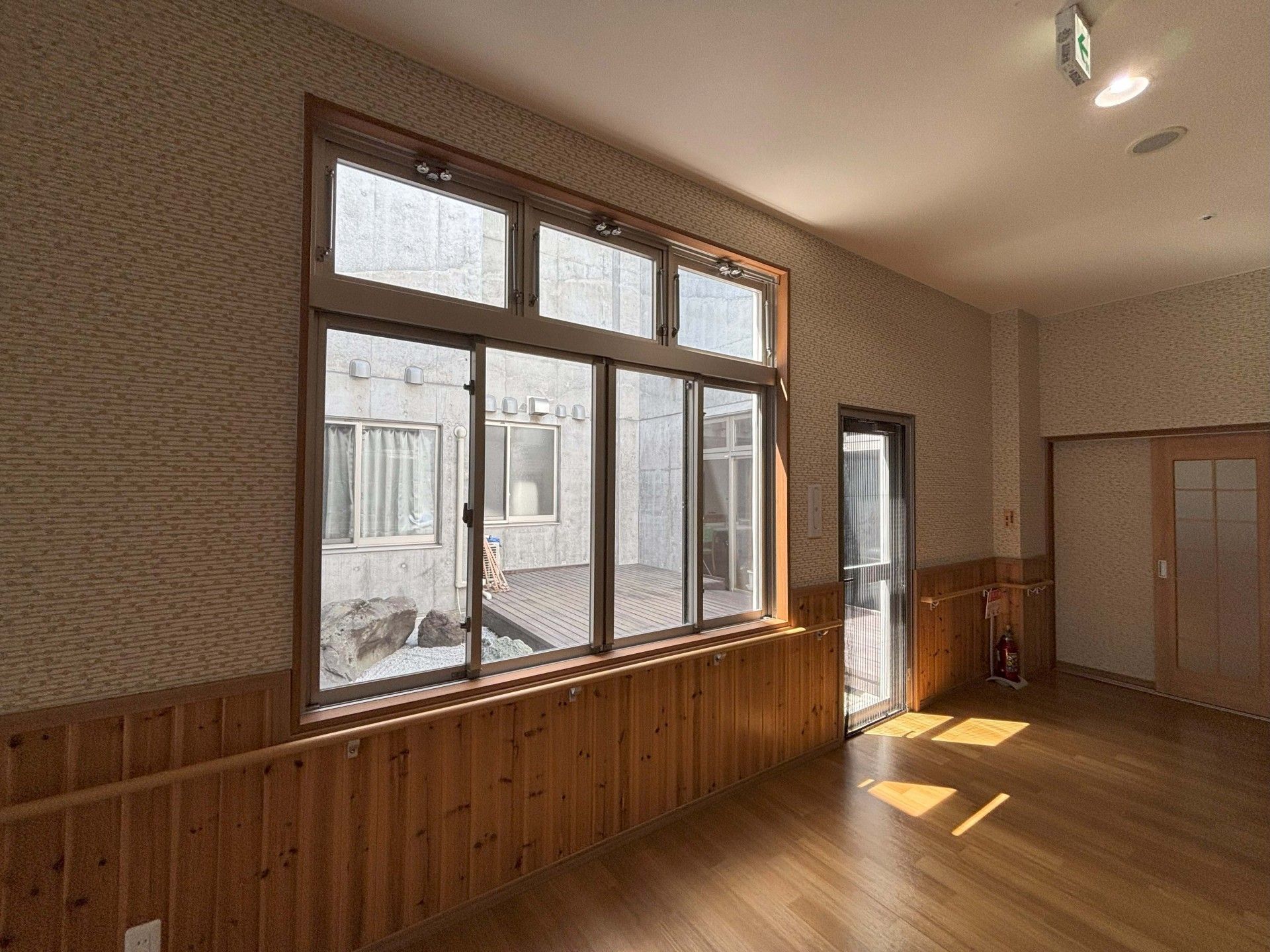 大きな窓のある明るい部屋