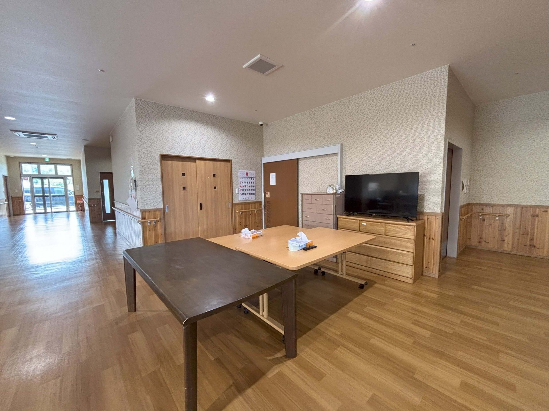 広い廊下とテーブル