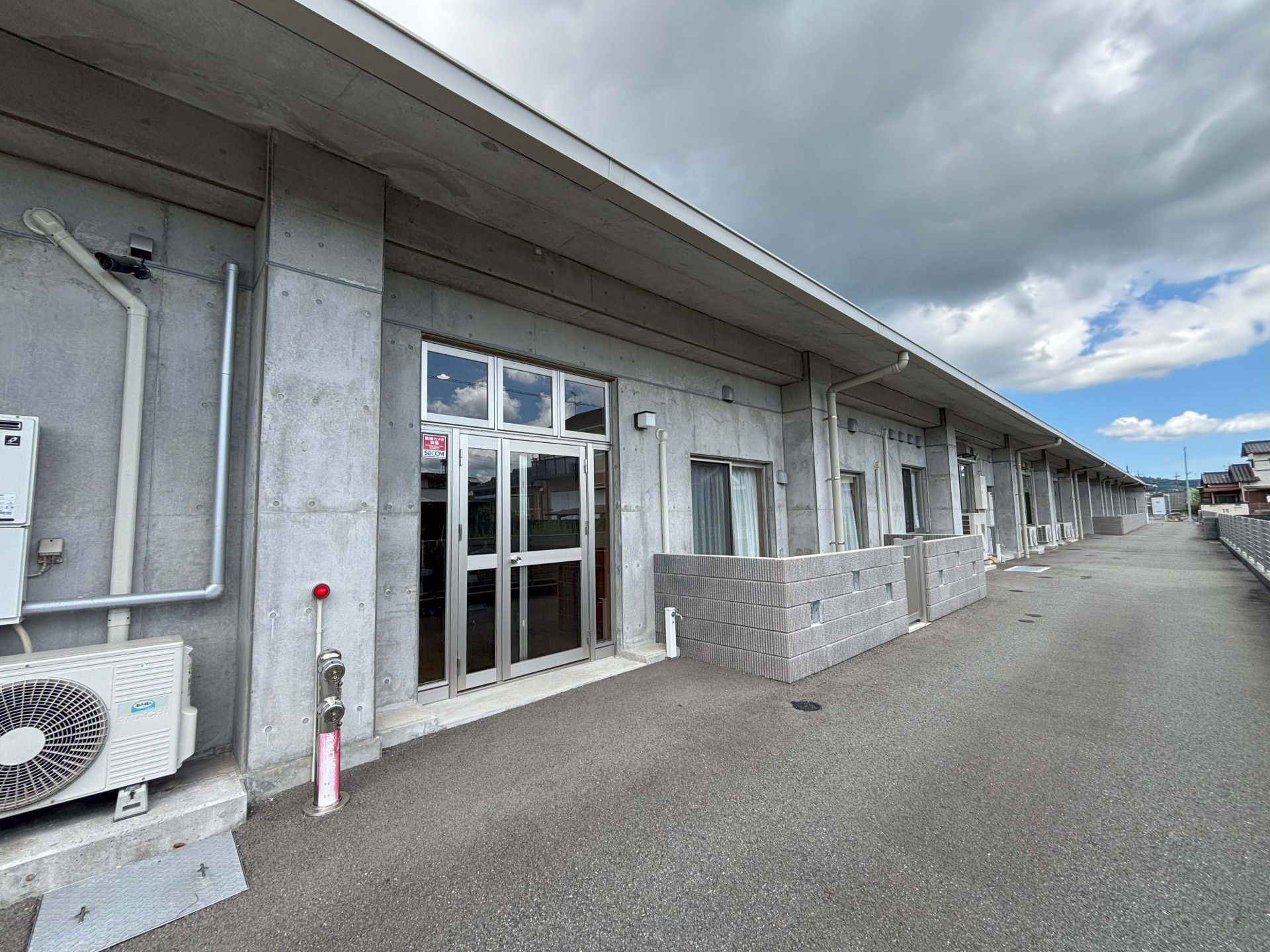 長い通路と外壁