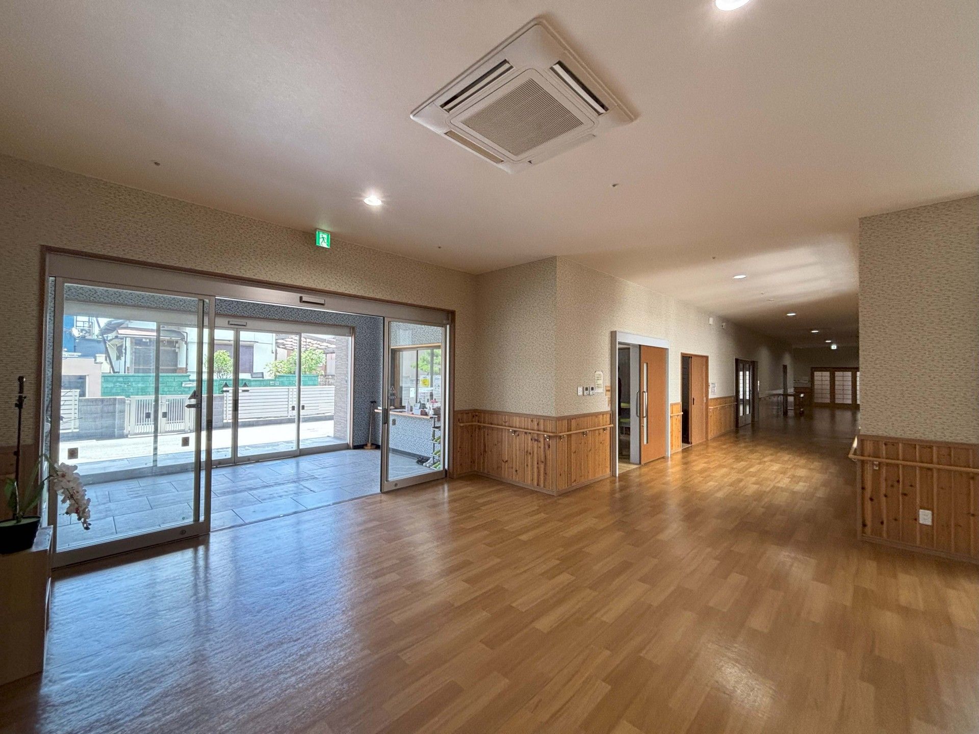 広い廊下と出入口