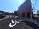 駐車場と建物の外観