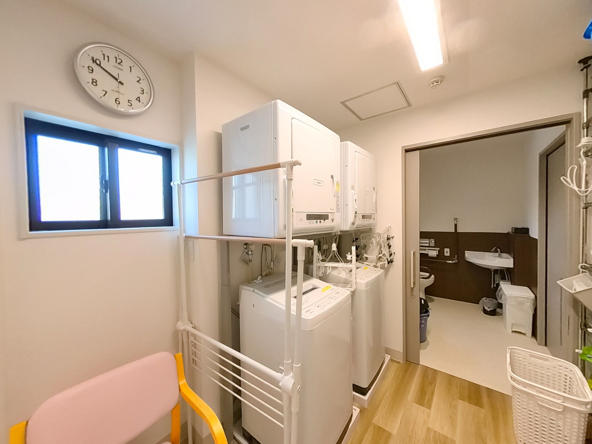 洗濯機と洗面所のある部屋
