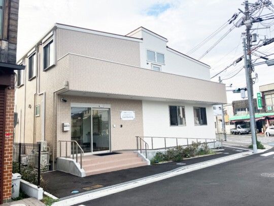 入口のある建物外観