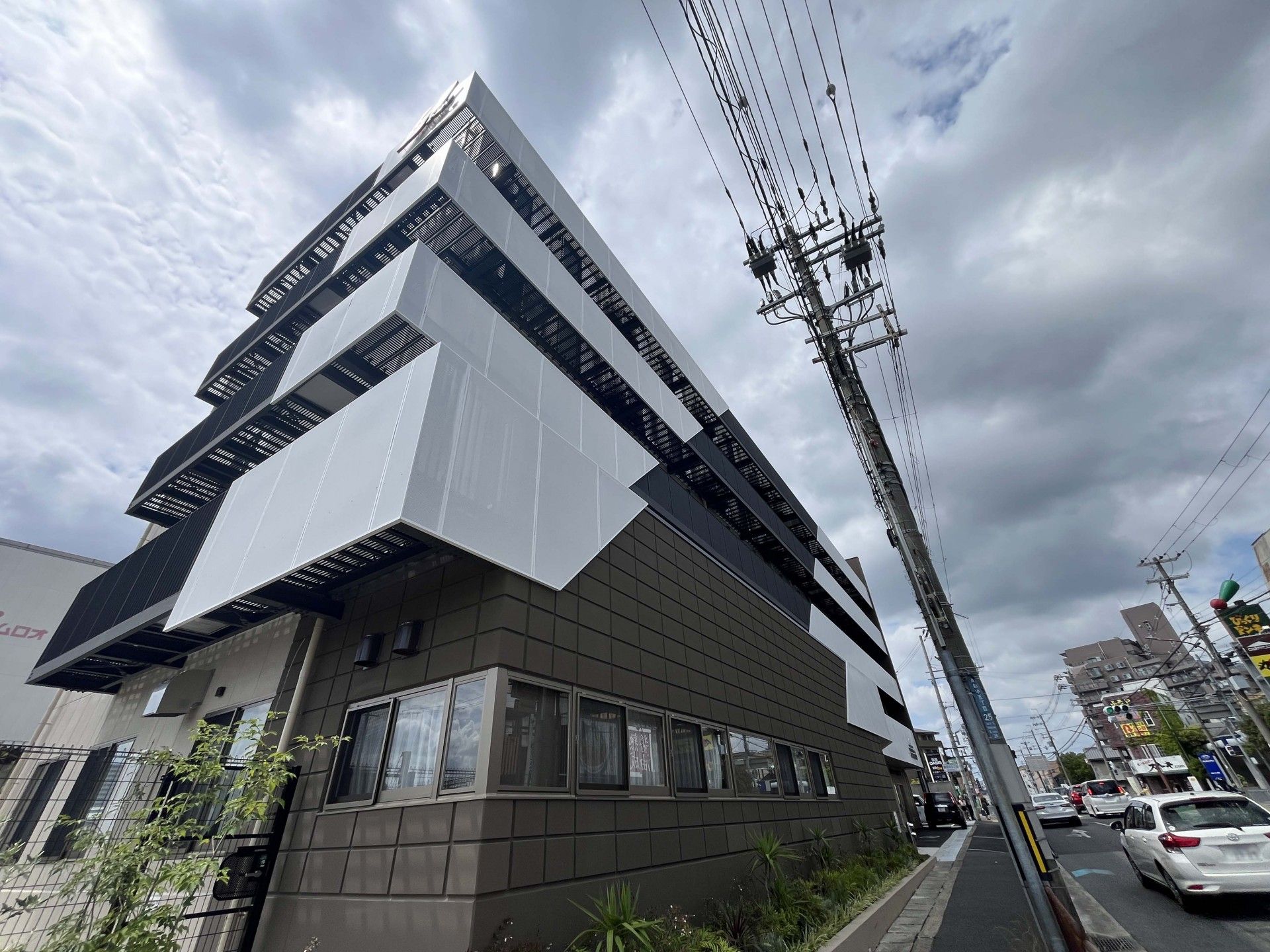 近代的な外観の建物