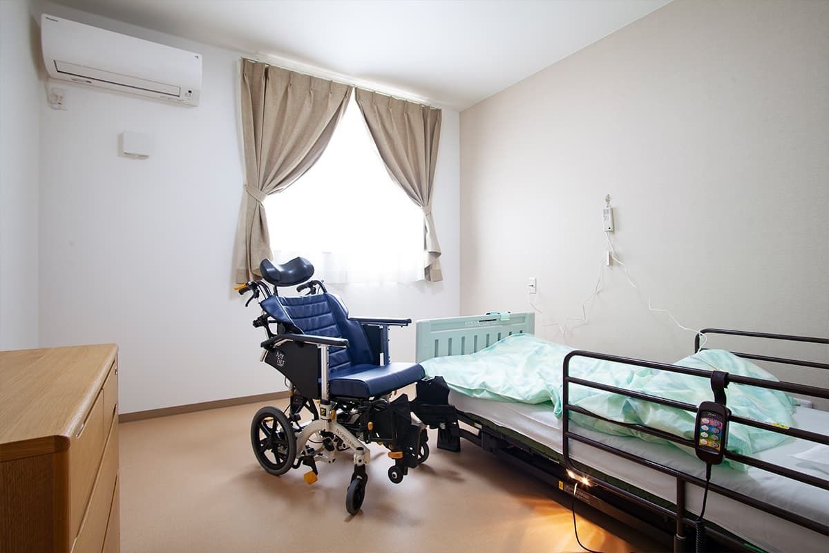 車椅子とベッドのある部屋