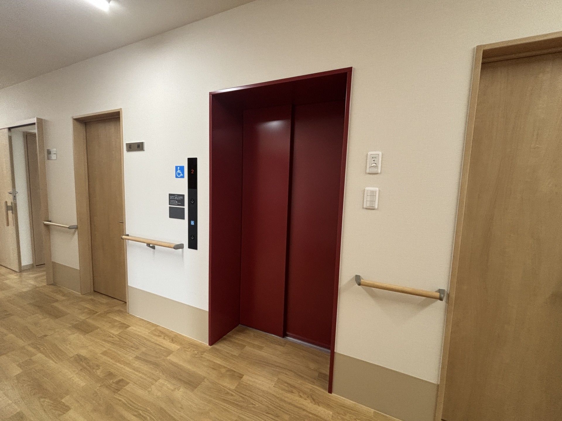 赤いエレベーターの廊下