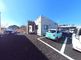 広々とした駐車場の外観