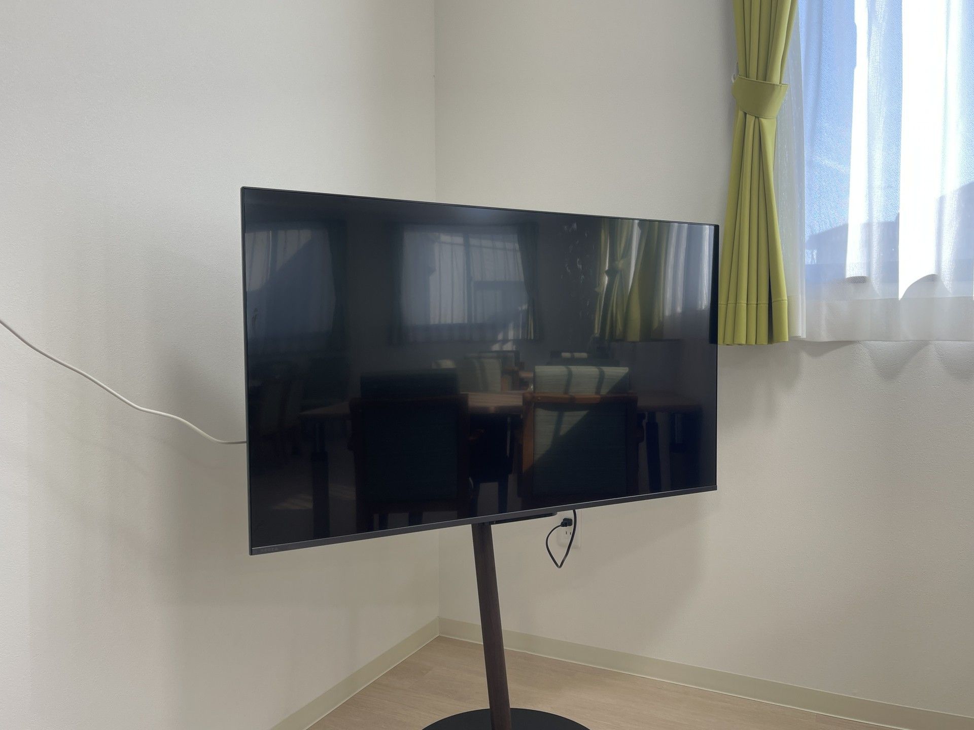テレビと窓のある部屋