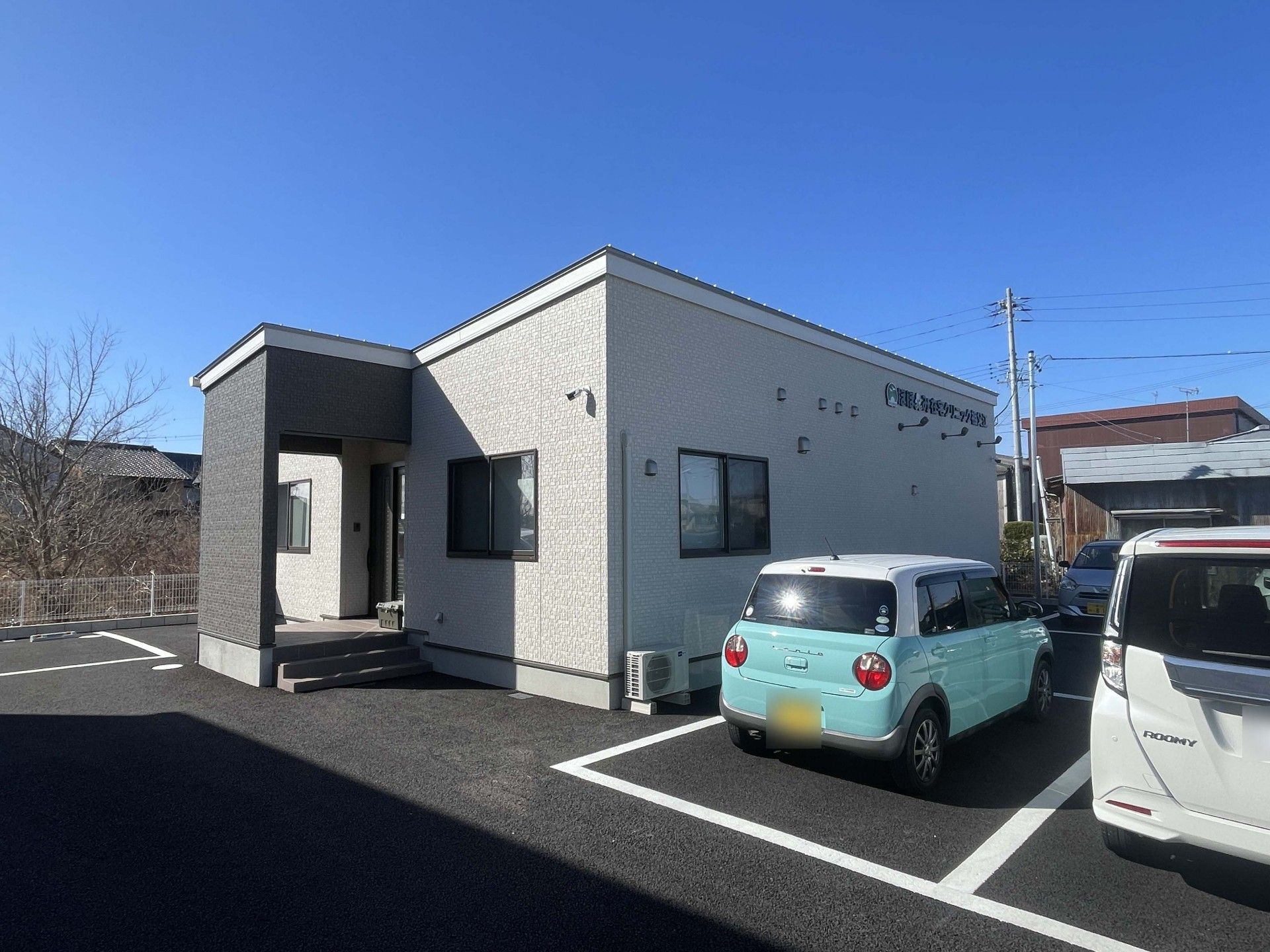 駐車場のある建物外観