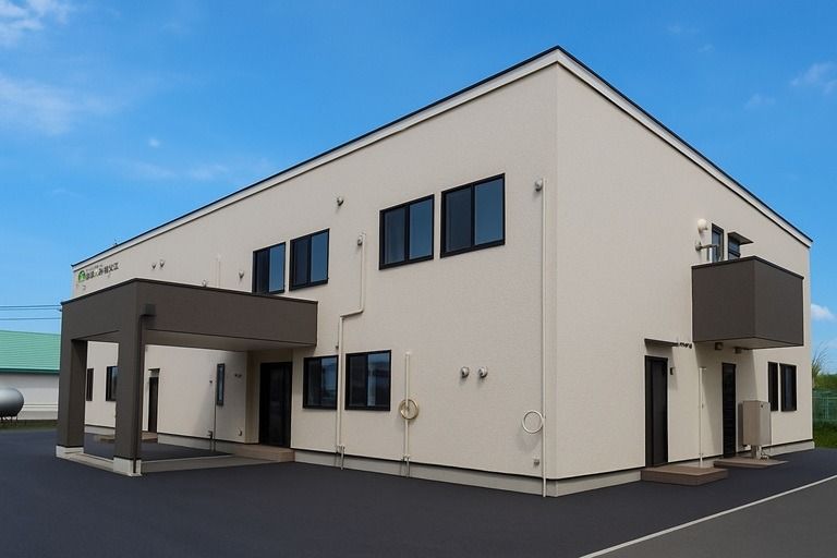 青空の下の建物外観