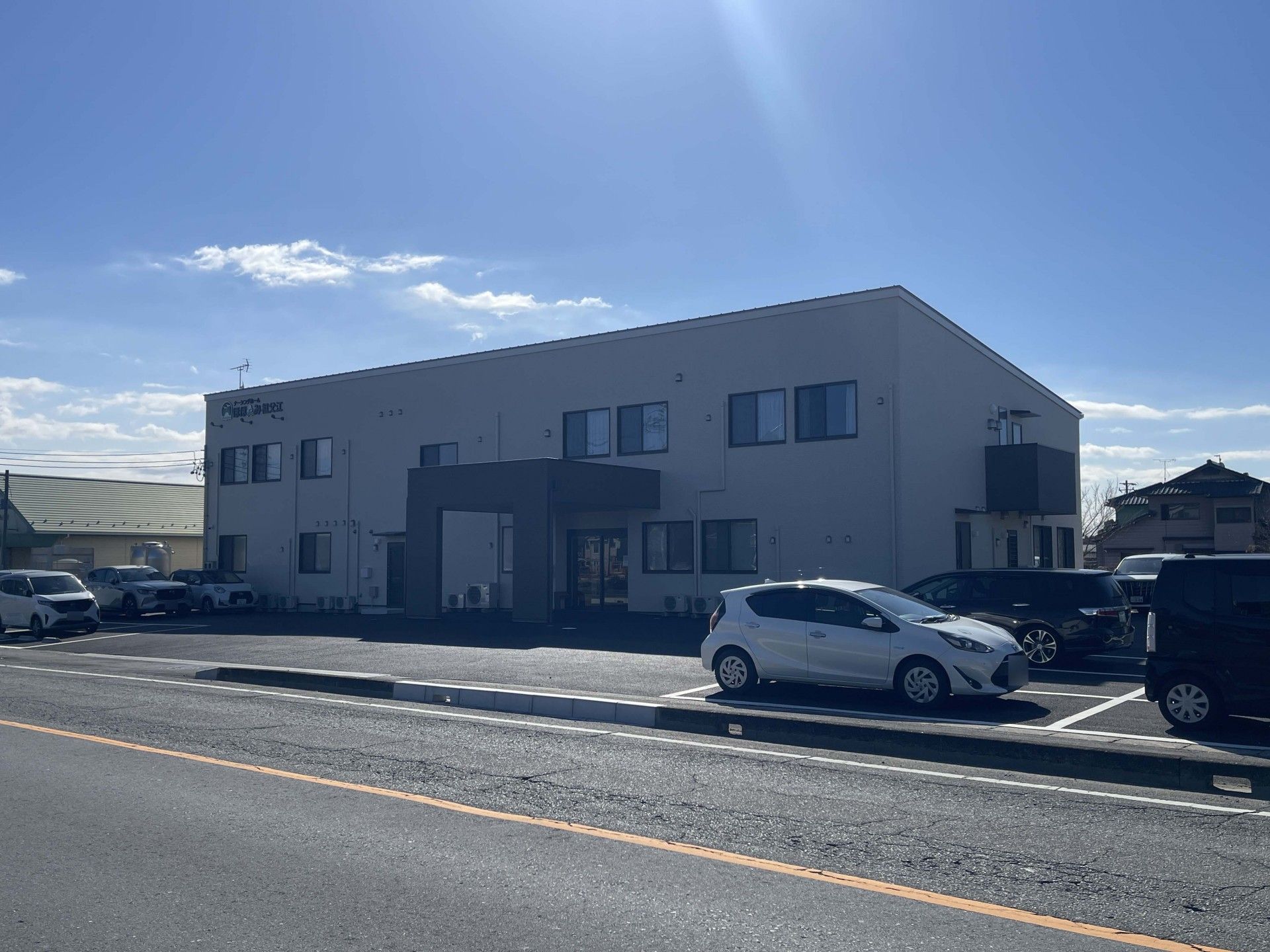 駐車場のある建物外観