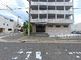 周囲の街並みと建物の外観