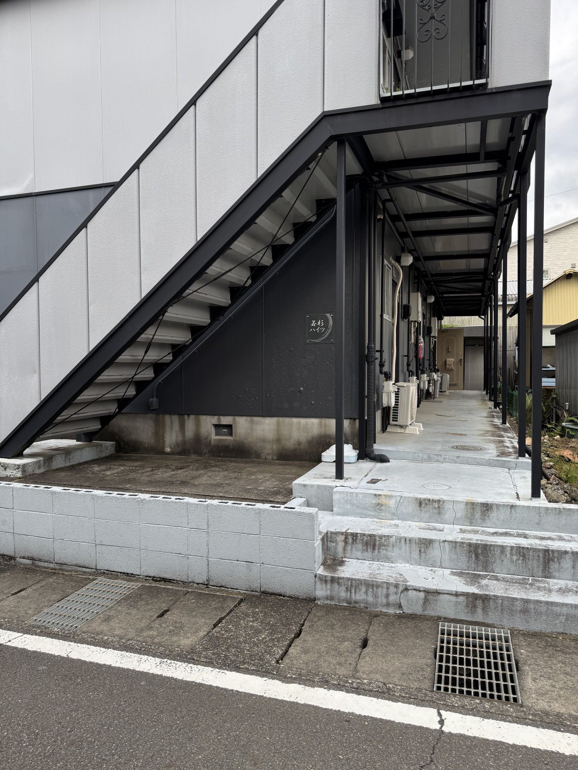 外階段と通路の様子