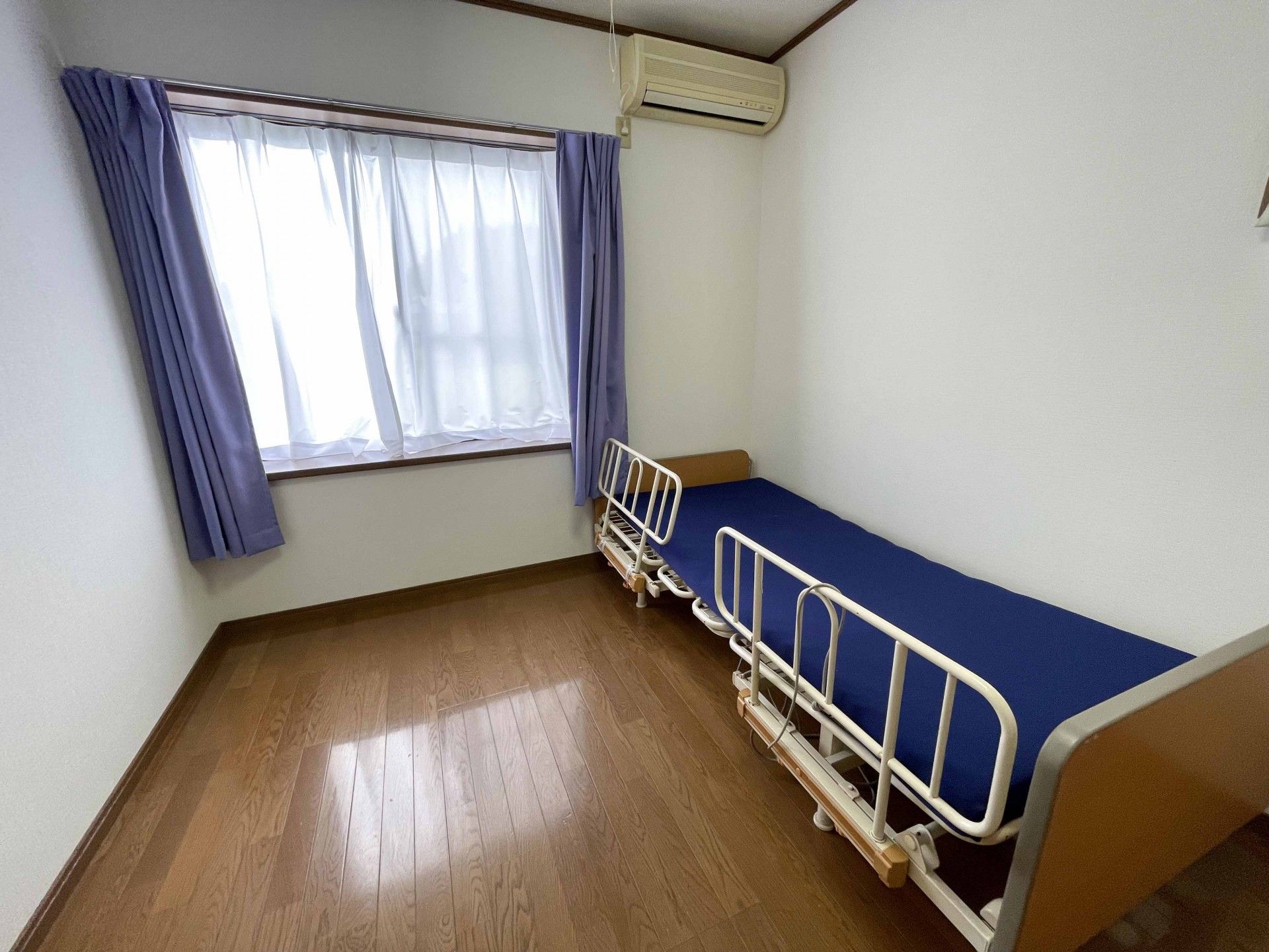 窓際のベッドとカーテン