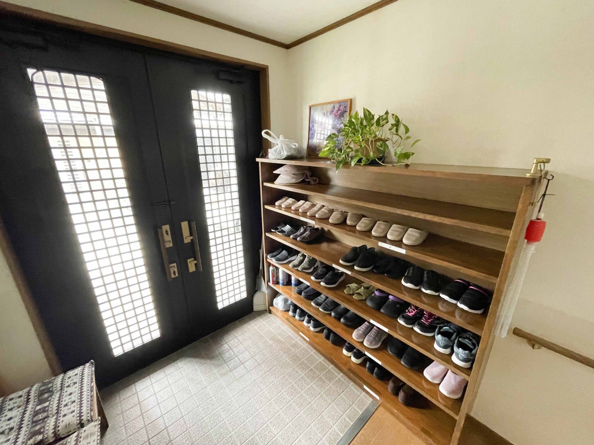 明るい玄関の靴棚