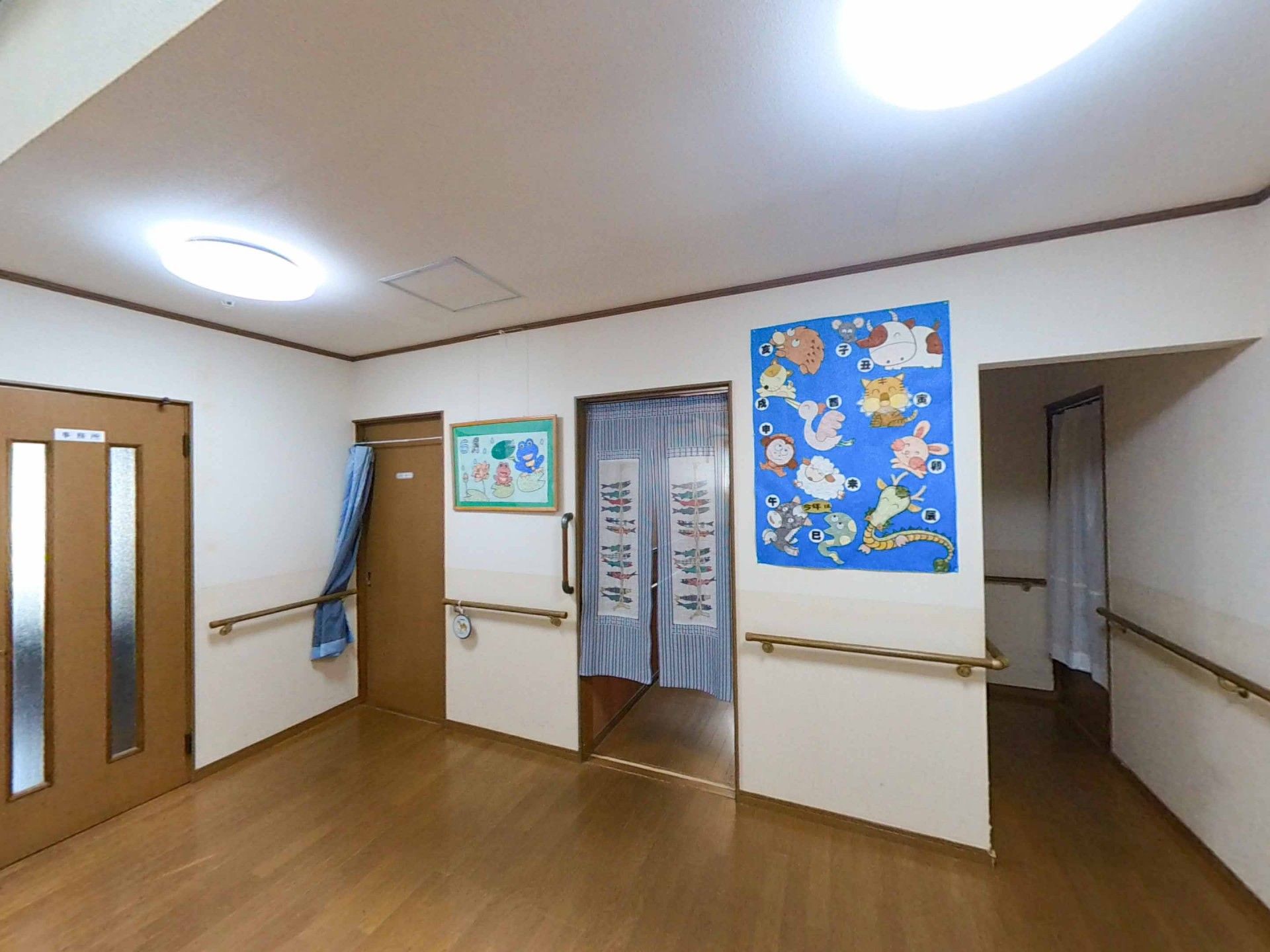 明るい廊下の壁面