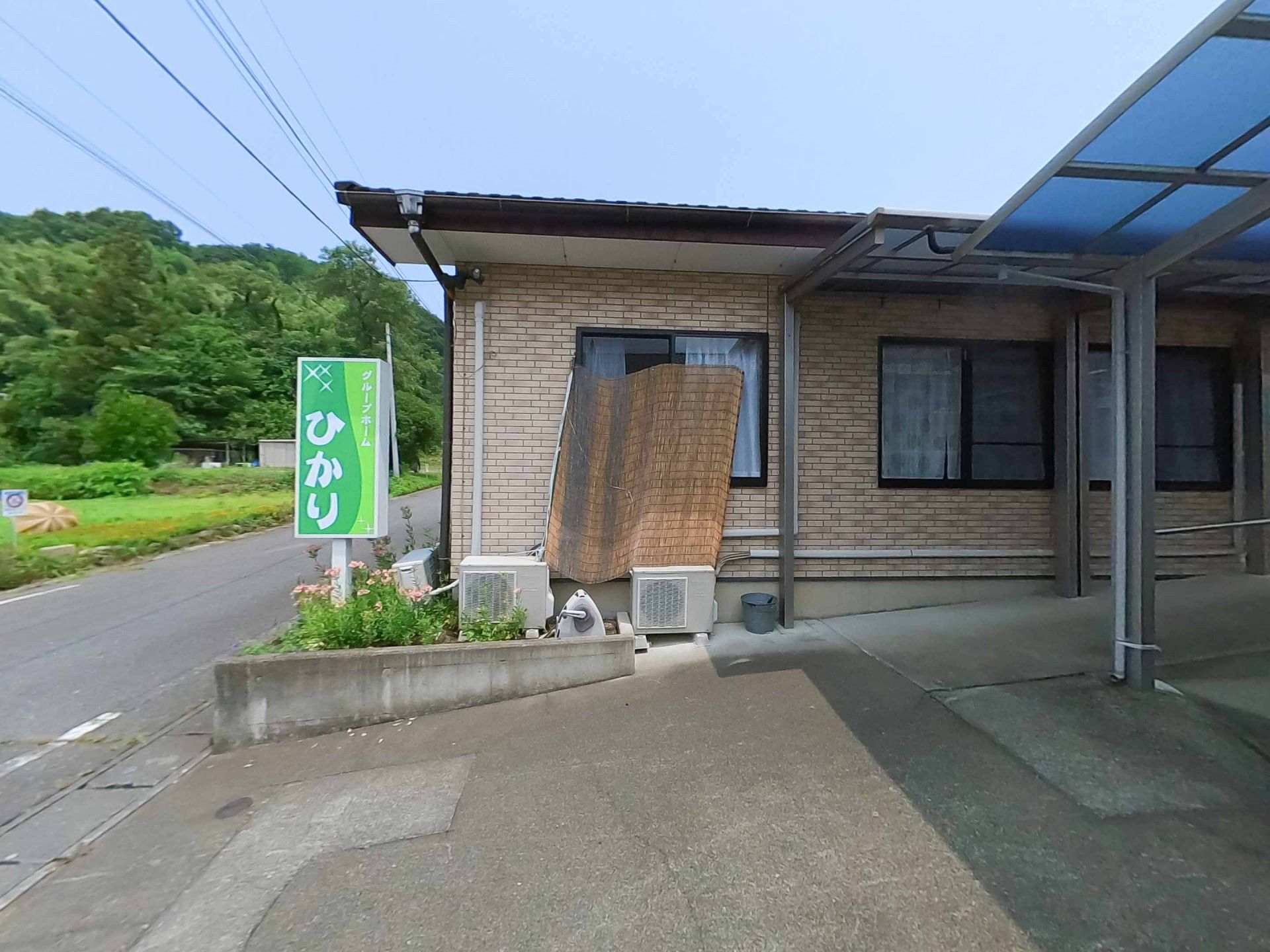 緑豊かな建物の外観