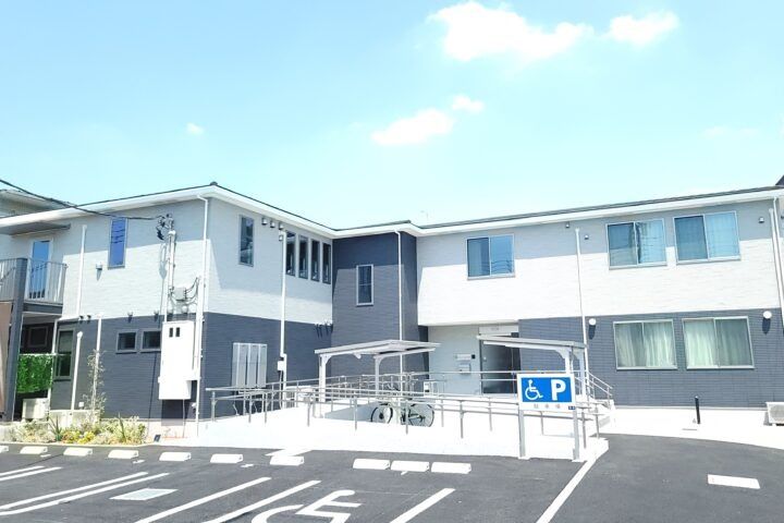 駐車場と建物の外観