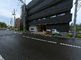 落ち着いた外観の建物と駐車場