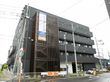 落ち着いた外観の建物