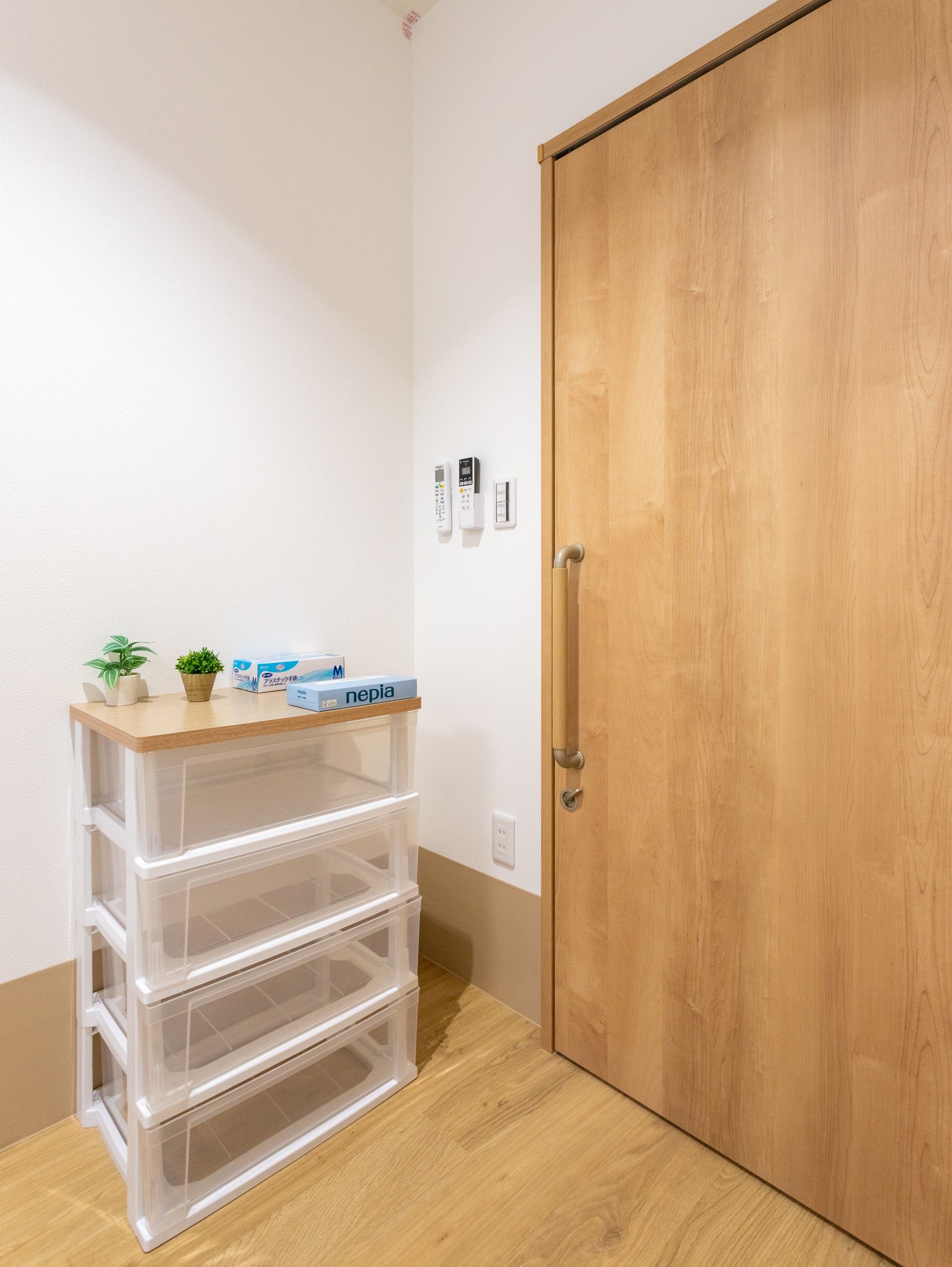 収納棚と木製の扉