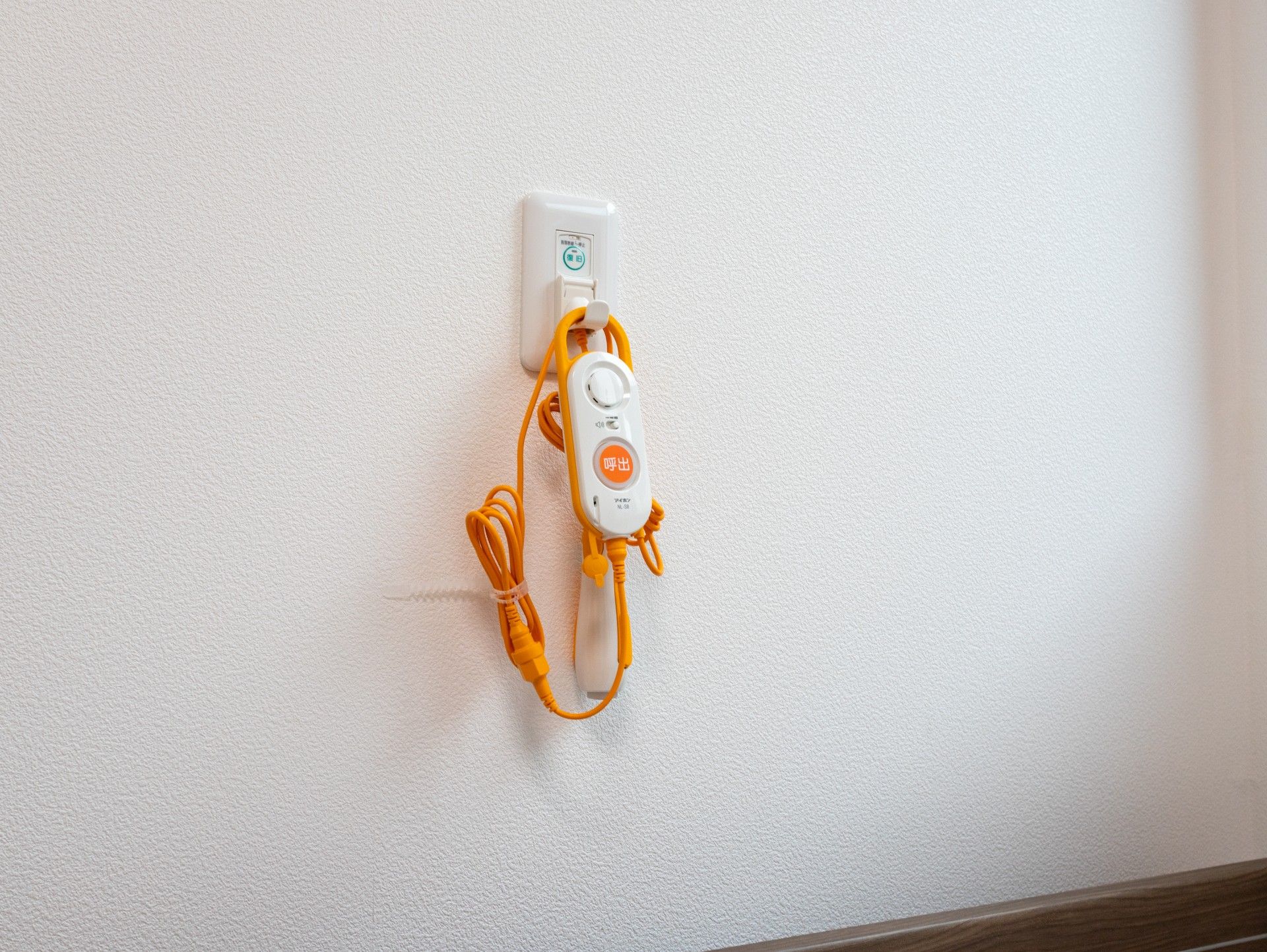 呼び出しボタンの壁面