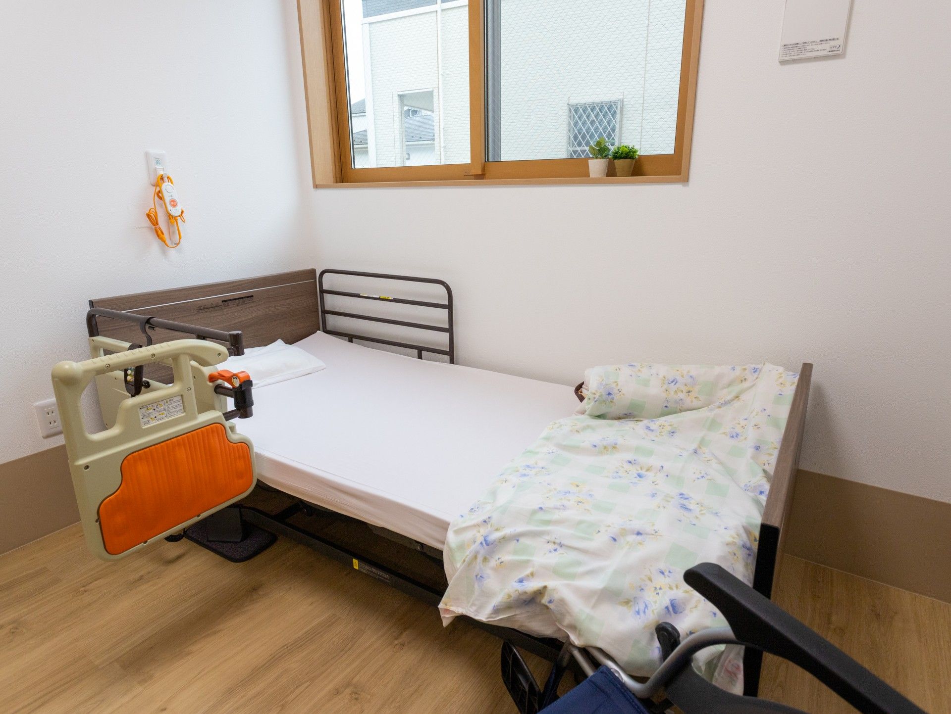 ベッドと窓のある部屋