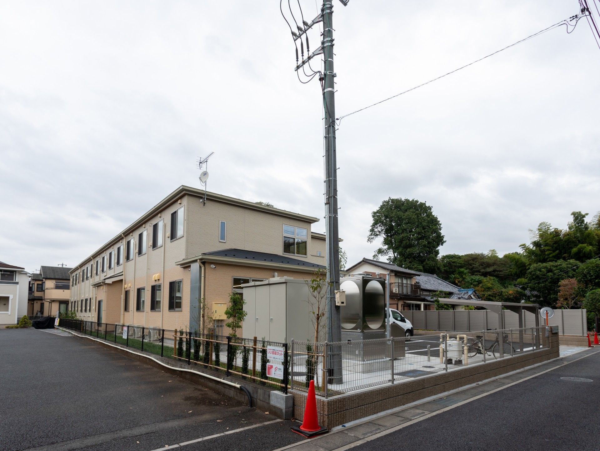 落ち着いた外観の建物