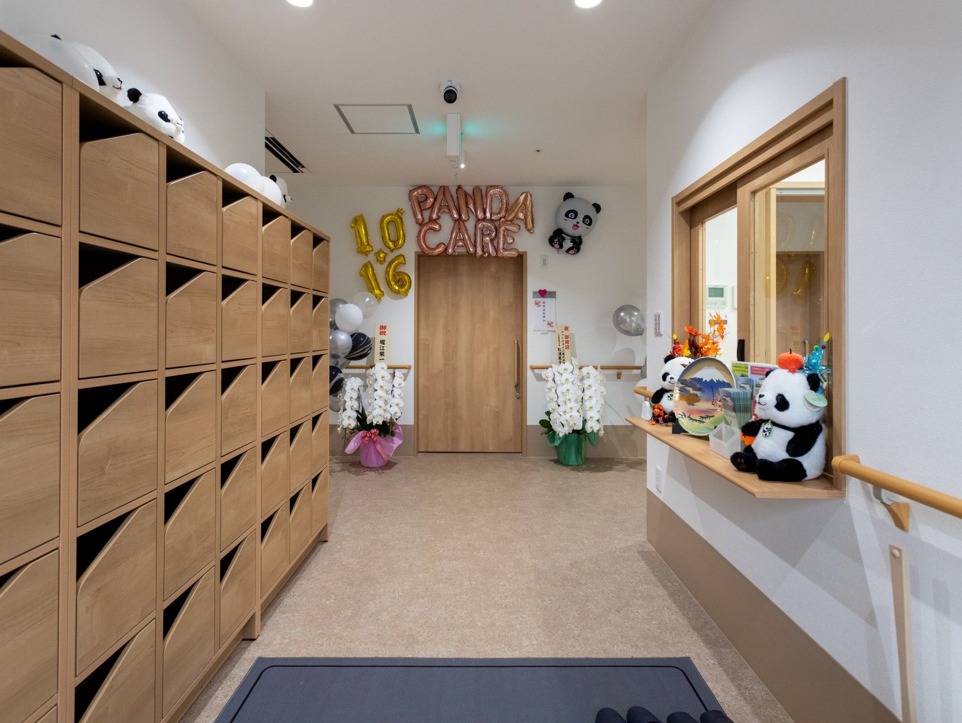 パンダの飾りがある廊下