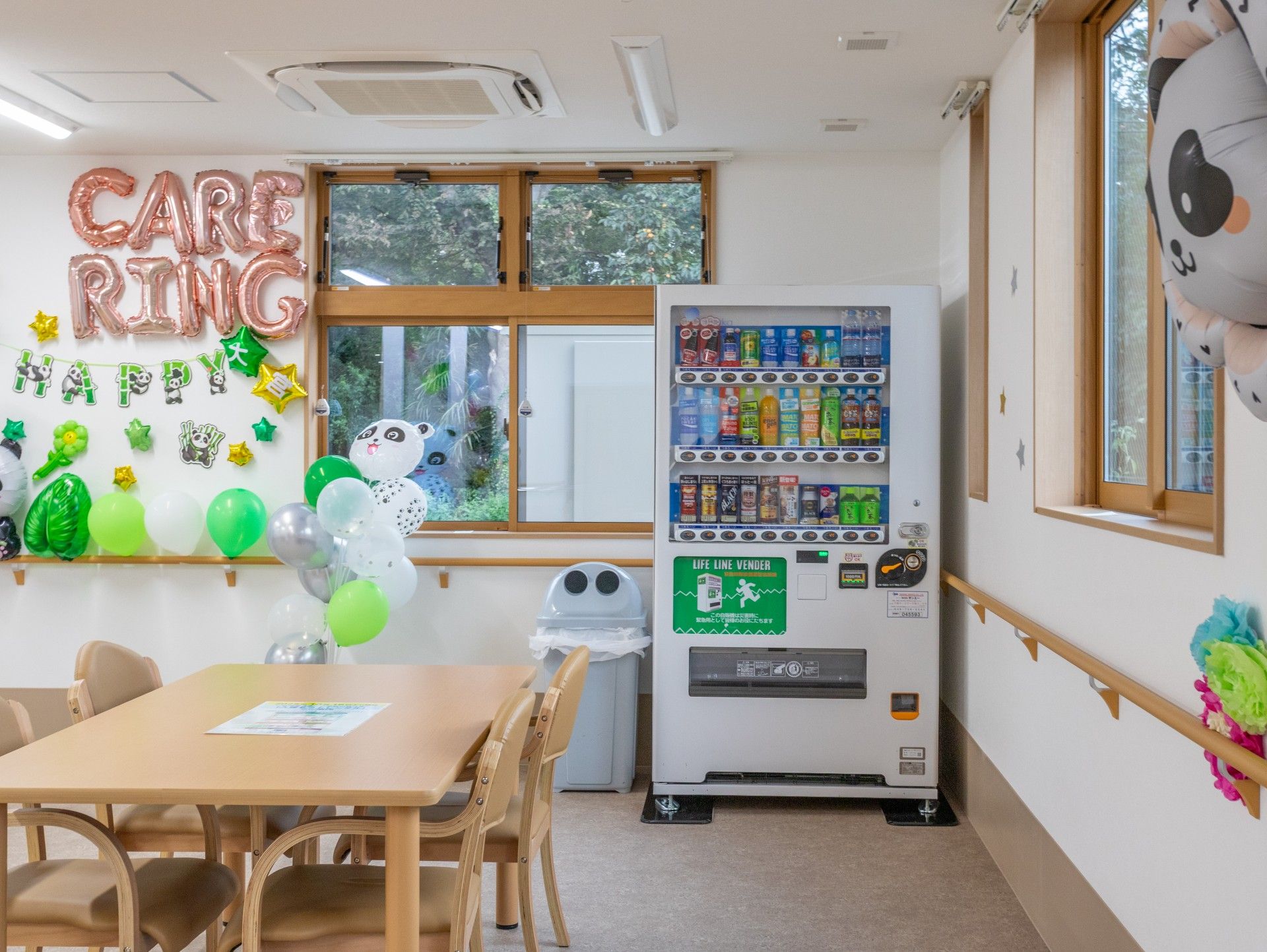 自動販売機と飾り付けの部屋