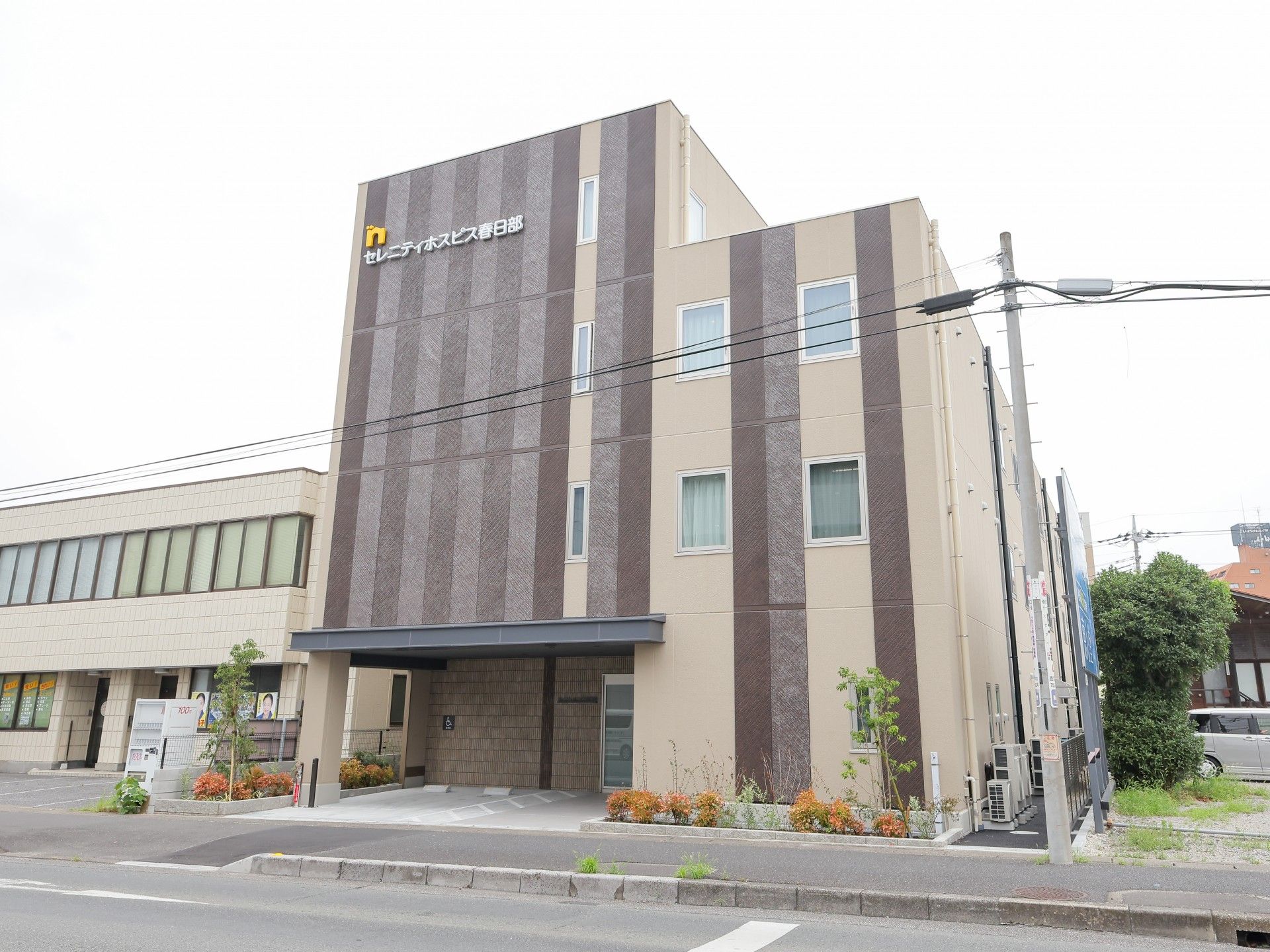 落ち着いた外観の建物