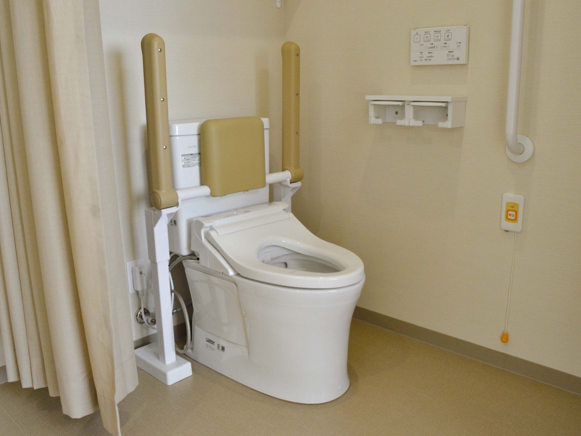 手すり付きのトイレ
