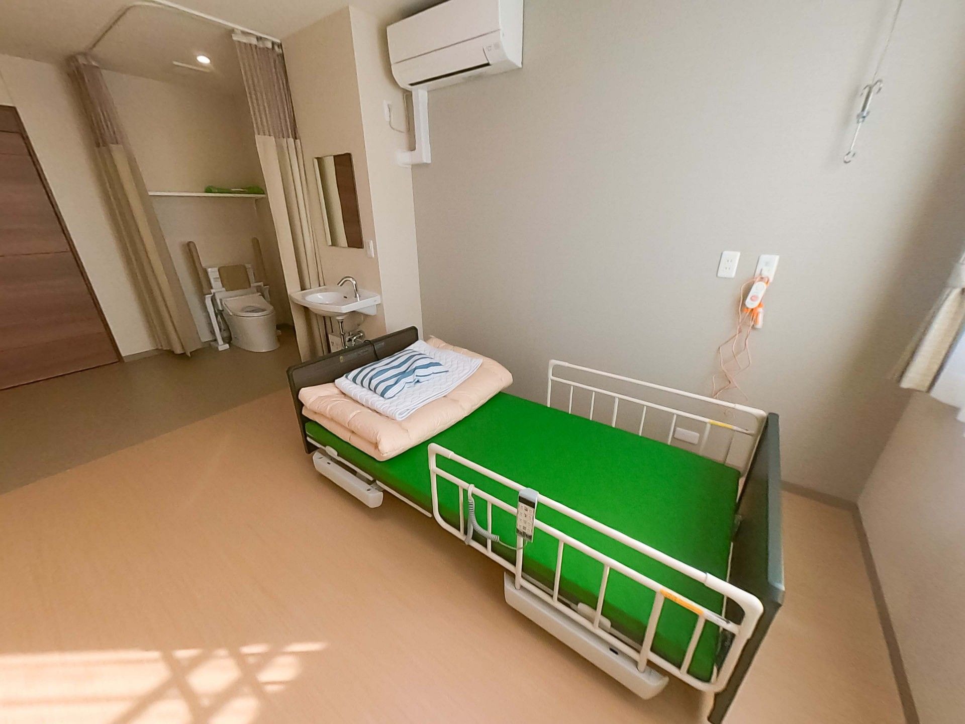 ベッドと洗面台のある部屋