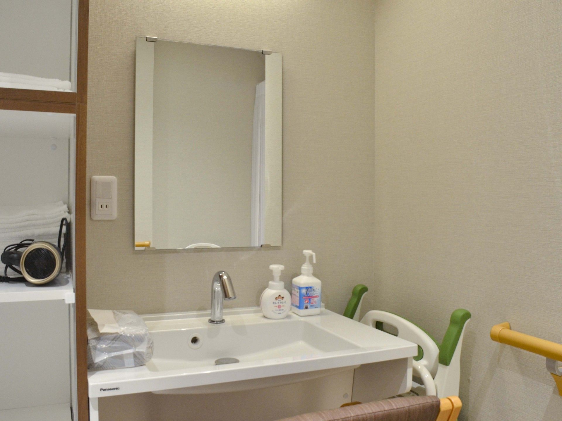 洗面台と手すりのある空間