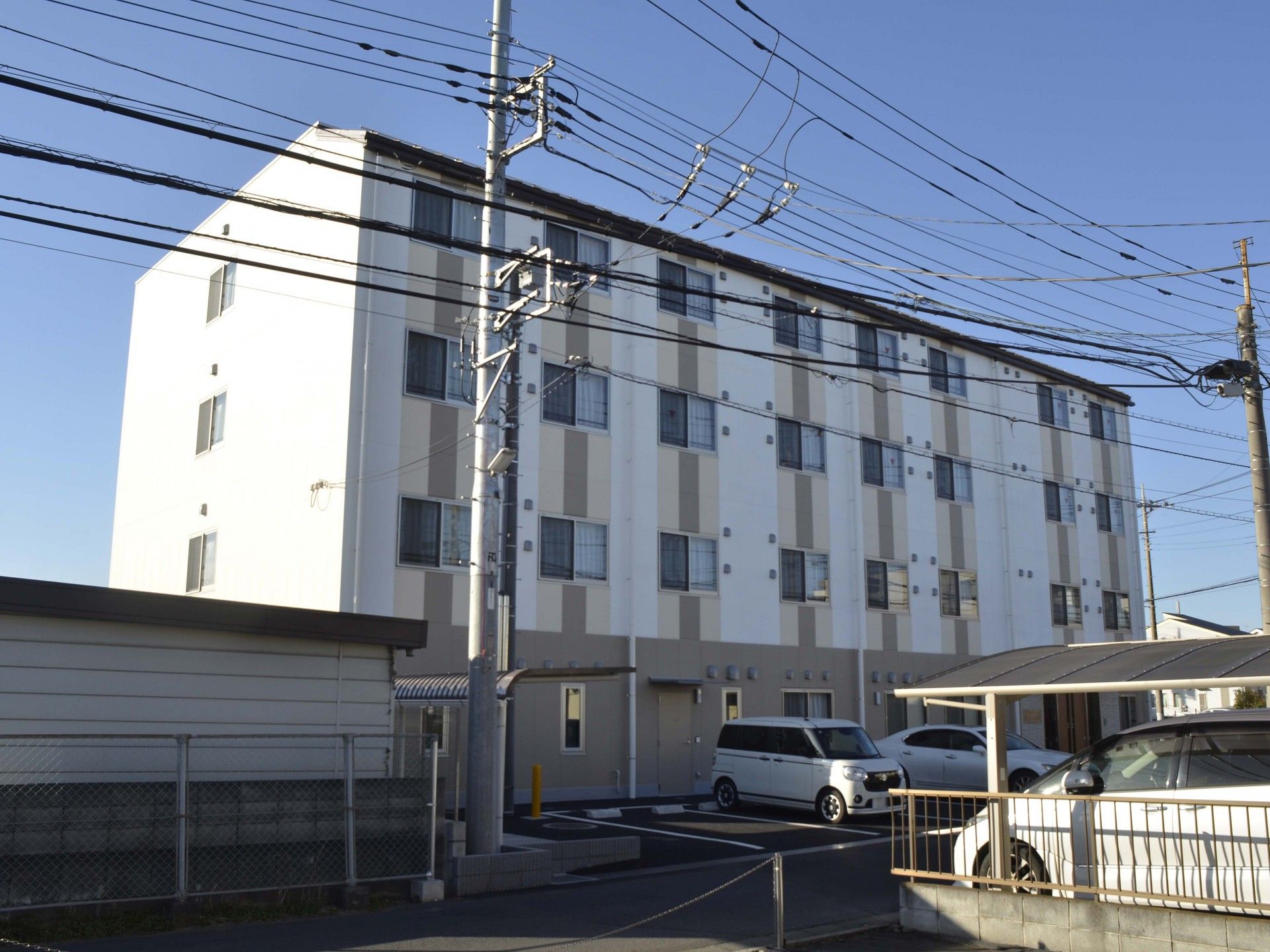 白い建物の外観