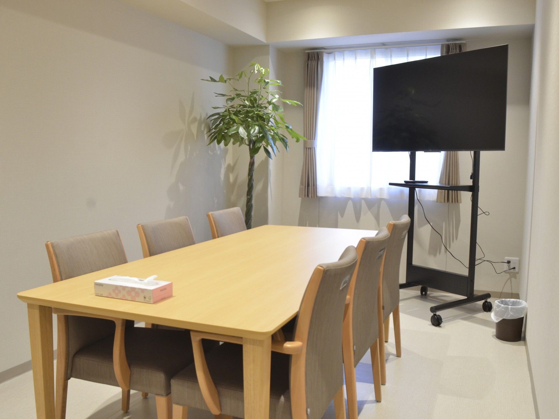 会議用テーブルと椅子の部屋