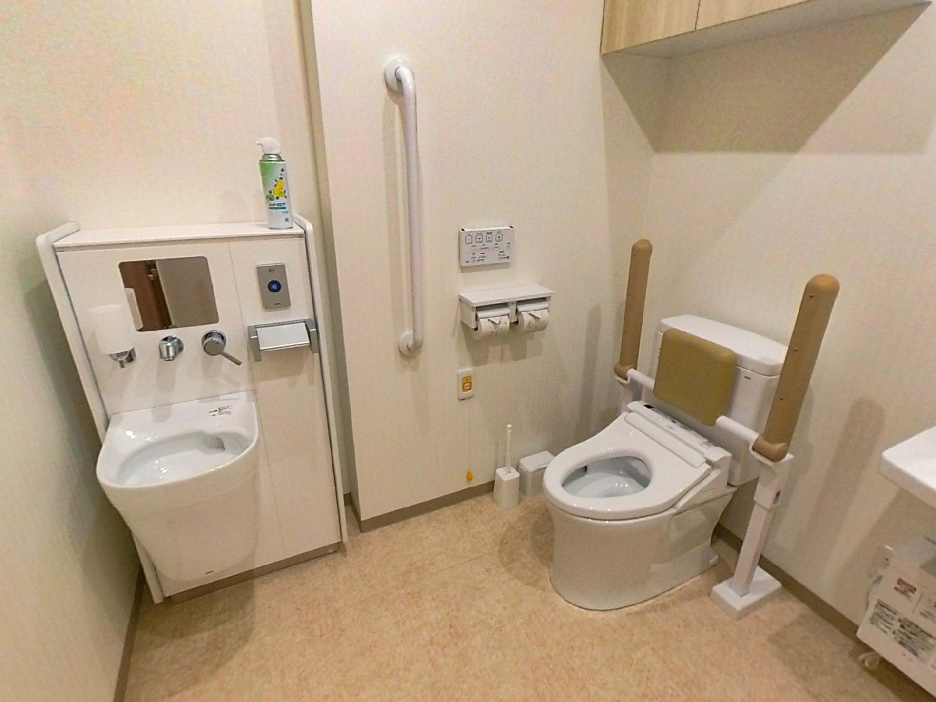 手すり付きのトイレ