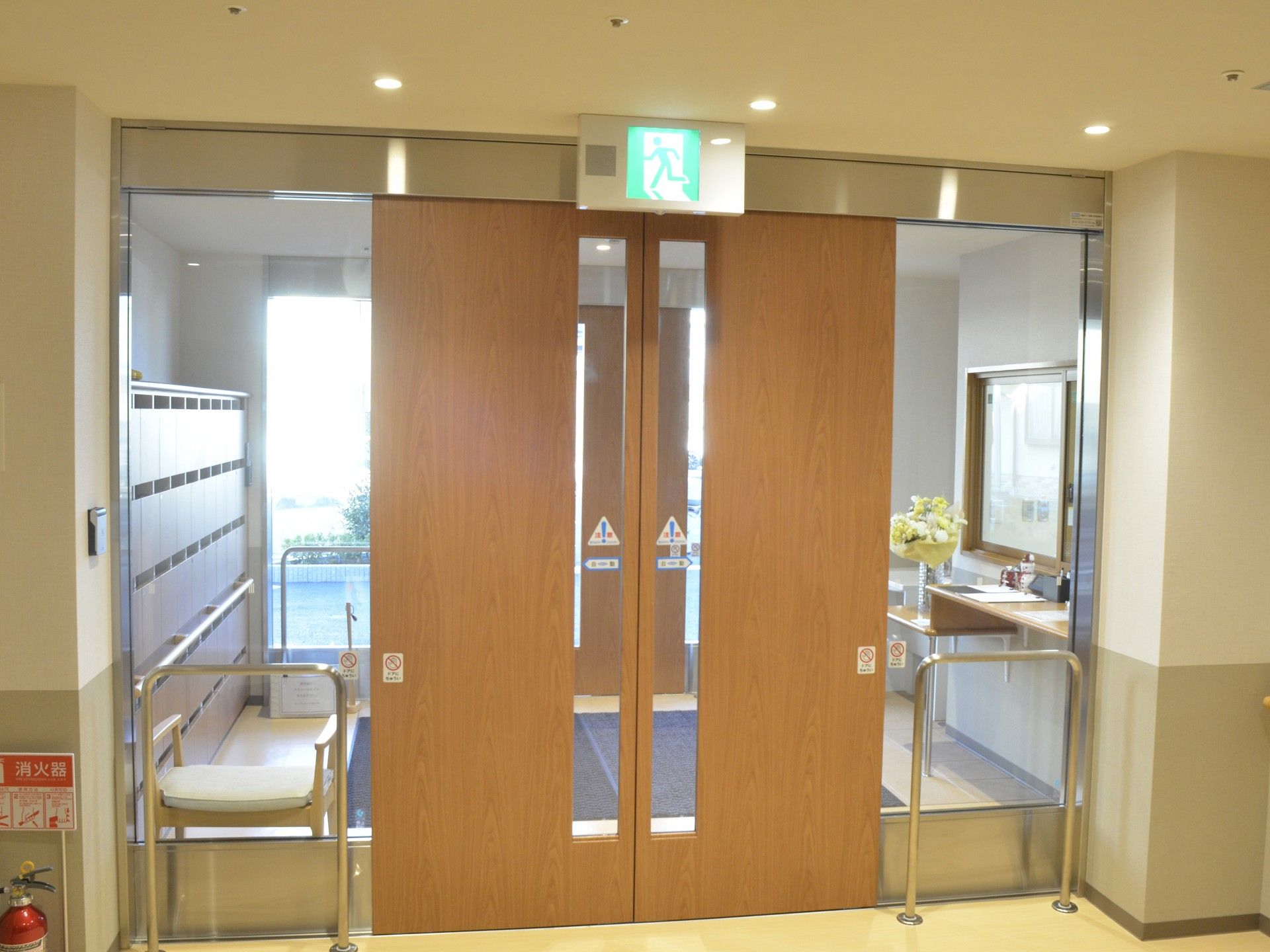 広い出入口の扉