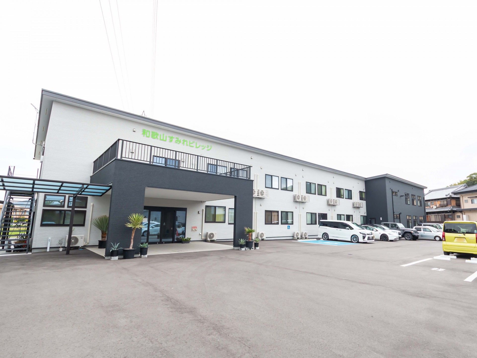 広い駐車場のある建物