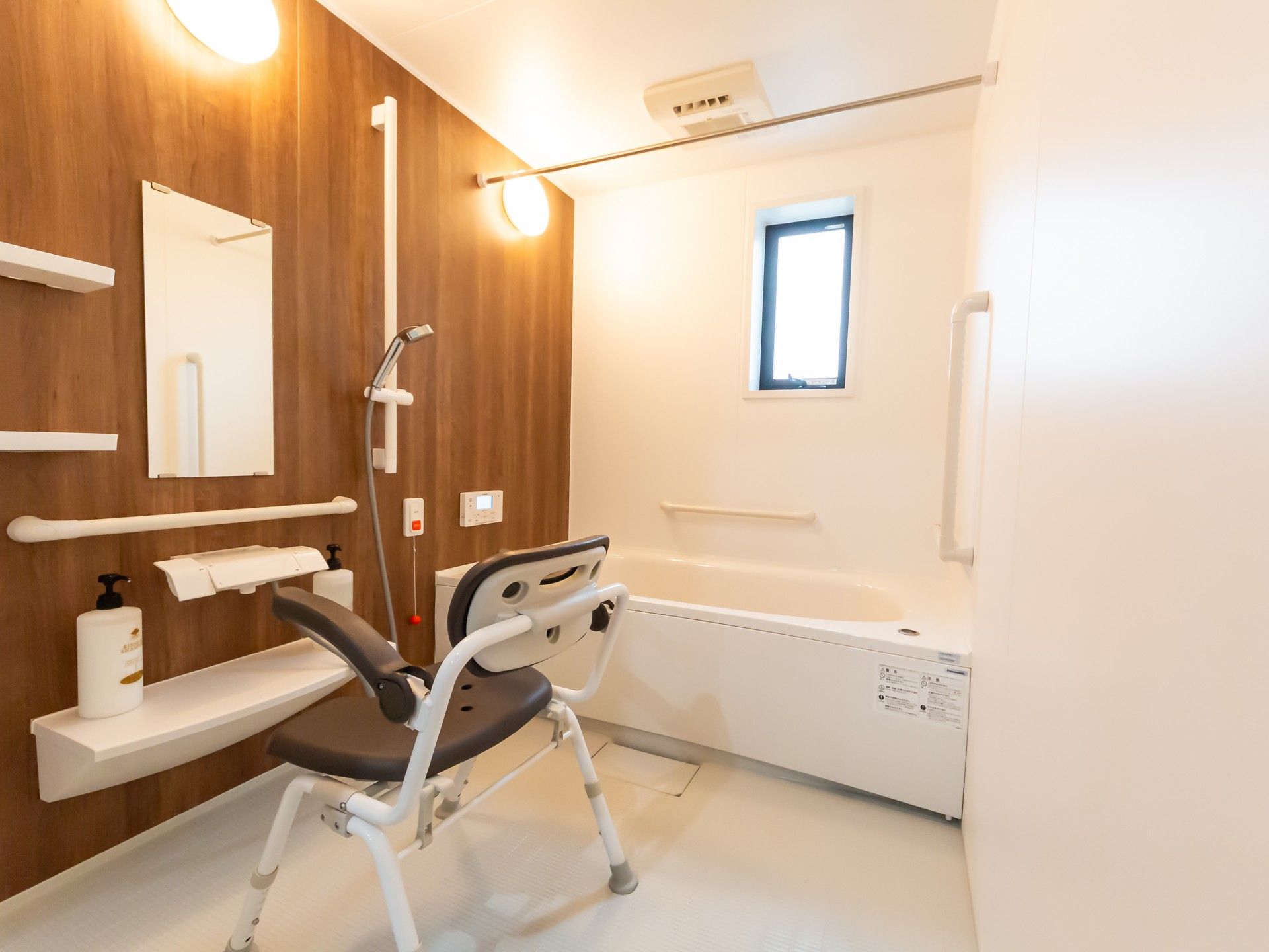 手すり付きの浴室