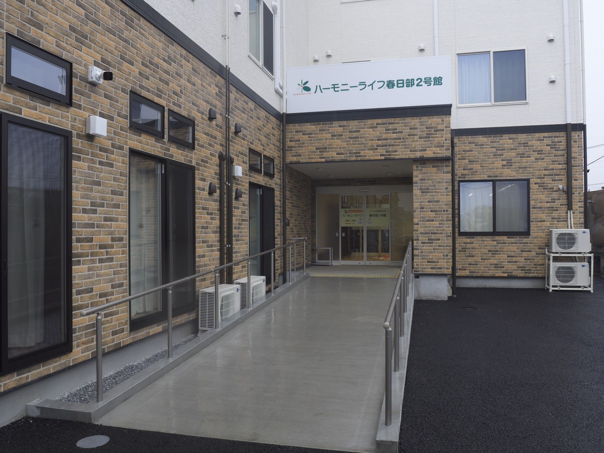 レンガ調の建物の入口