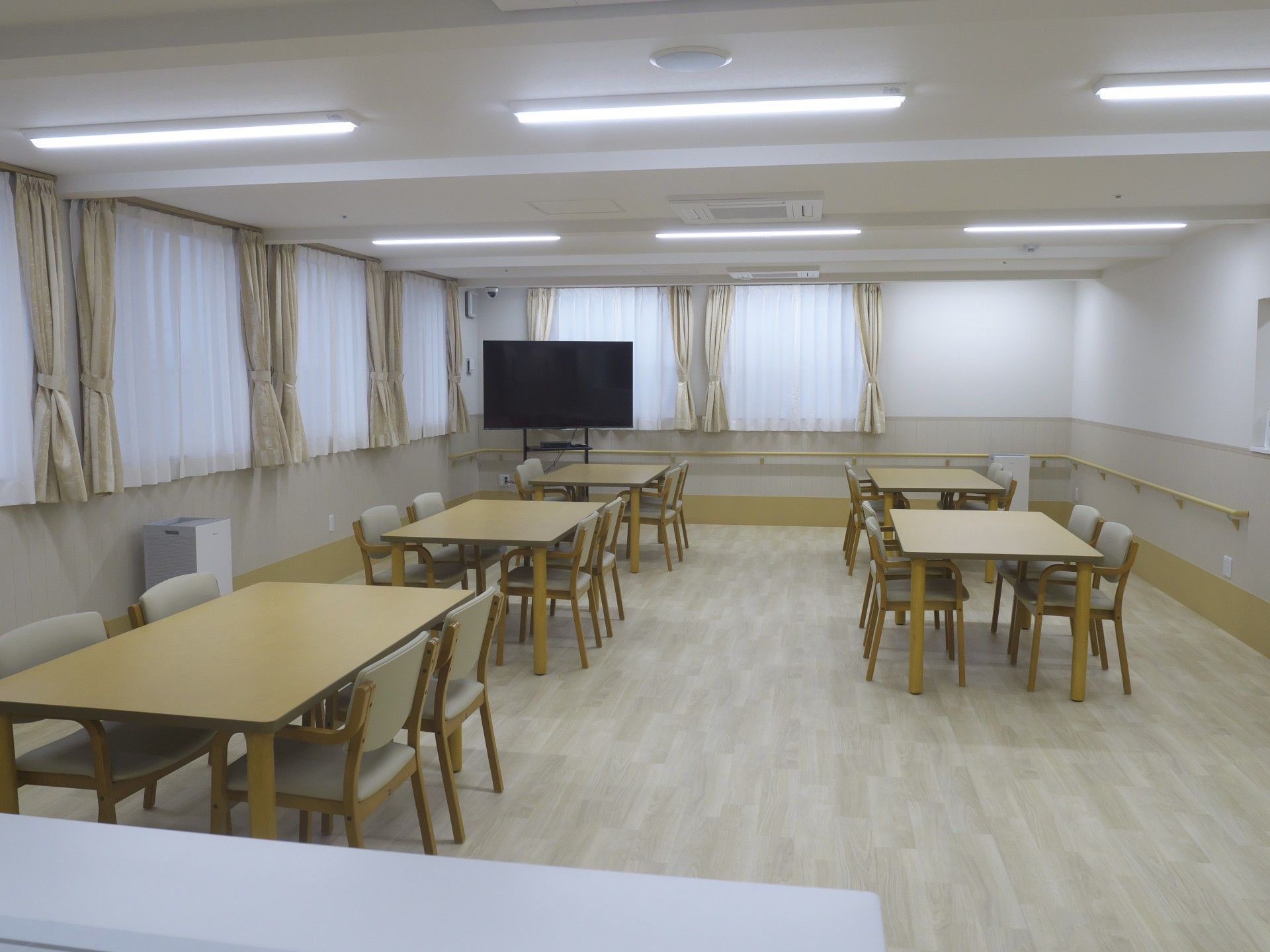 広いテーブルと椅子の部屋